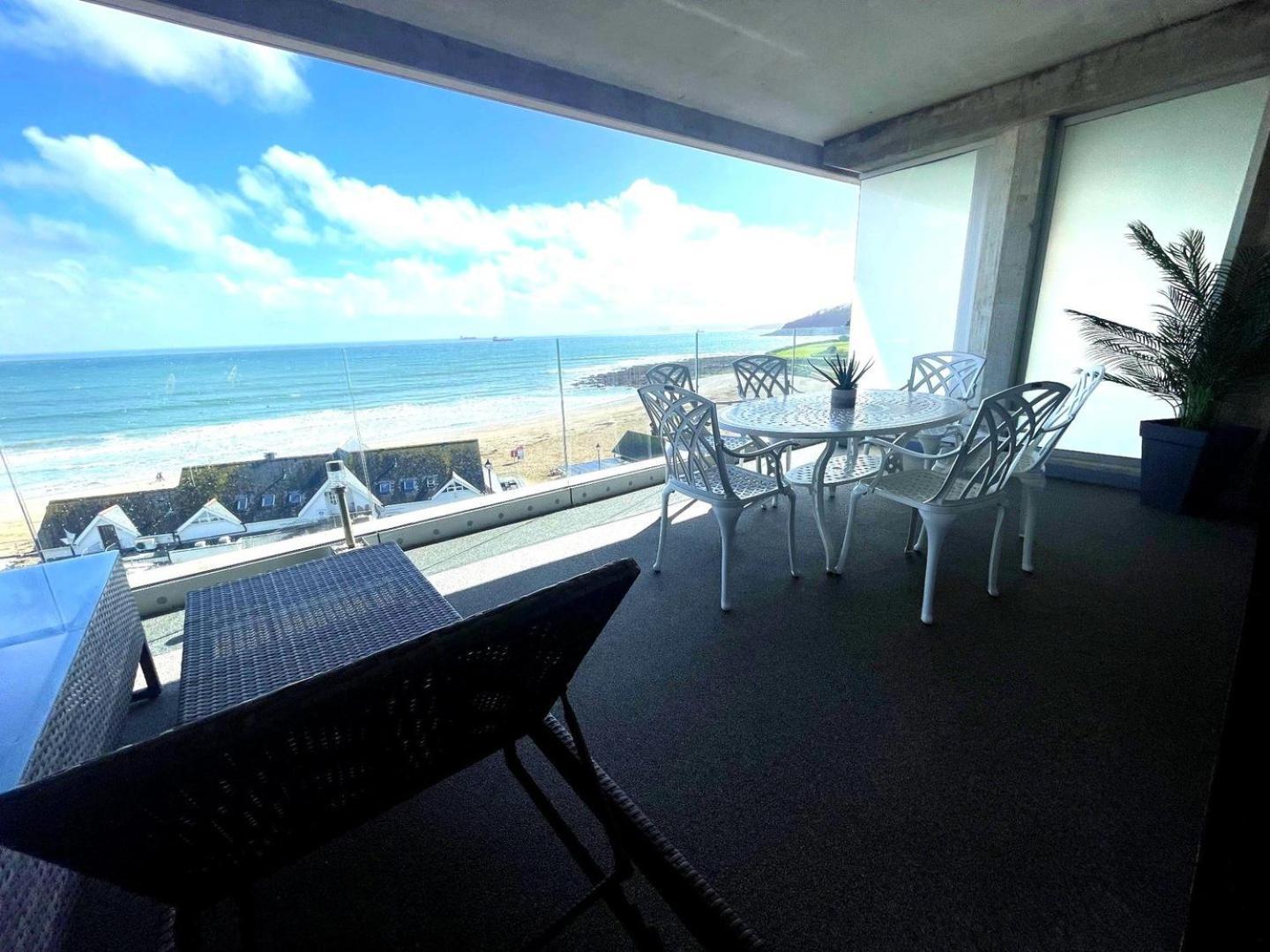 Luxury 3-Bed Apartment, With Direct Beach Access, Free Parking & Sea Views ! Falmouth Exterior photo