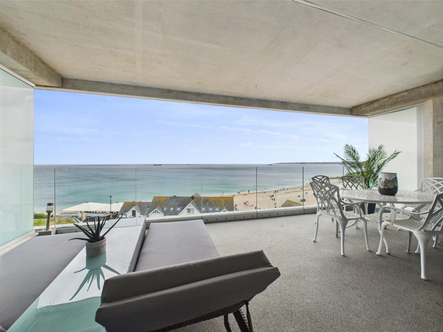 Luxury 3-Bed Apartment, With Direct Beach Access, Free Parking & Sea Views ! Falmouth Exterior photo